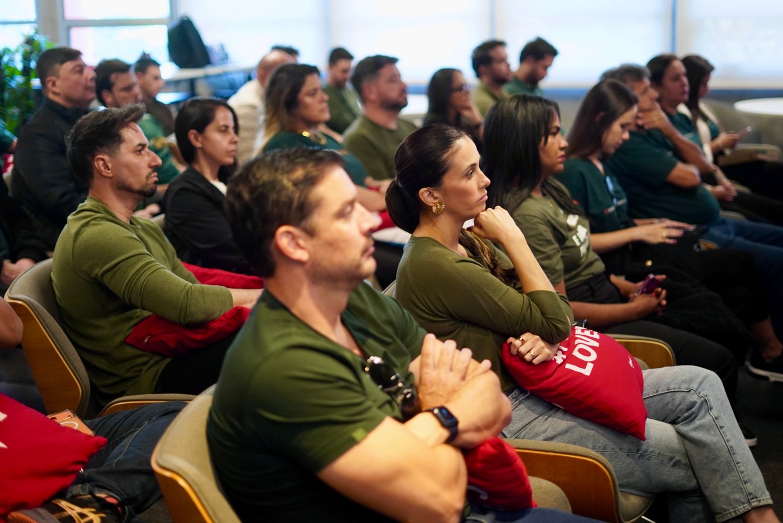 Participantes acompanhando uma apresentação