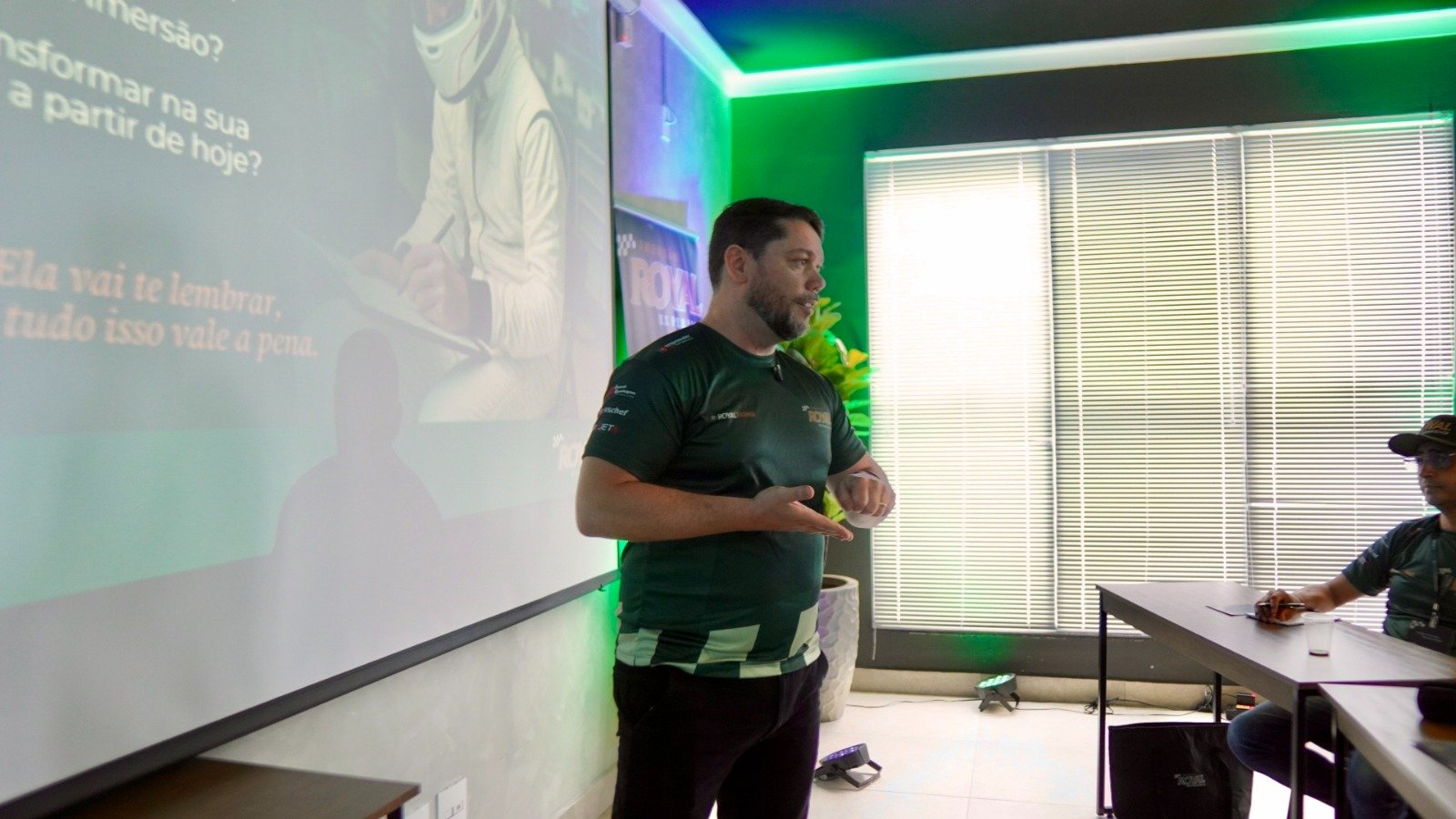 Ênio Alves conduzindo uma apresentação